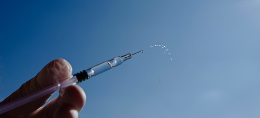 Naklejka premium bannière seringue ciel bleu