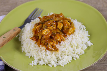 poulet cuisiné aux légumes et riz dans une assiette
