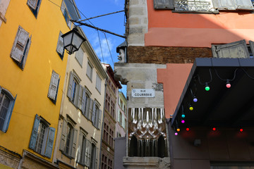 Rue Courrerie illuminée place du Pilot au Puy-en-Velay (43000), département de la Haute-Loire en...