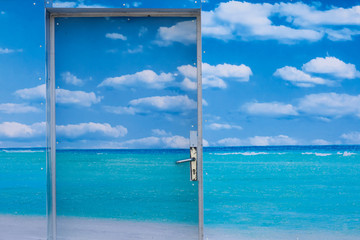 Illussion durch Bemalung - Strand und Meer auf Wand mit Tür