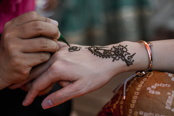Obraz na płótnie Canvas Henna tattoos for Indian brides and bridesmaids.
