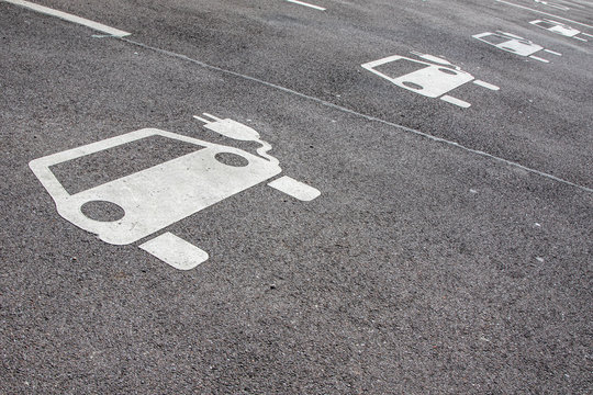 Parkplatz und Aufladestation für E-Autos