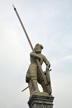 Figur des Arnold Winkelried auf dem Dorfbrunnen in Stans, Kanton Nidwalden