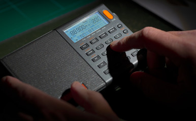 Radio portátil con onda corta, frecuencia modulada y onda media. Tiene teclado y pantalla con luz