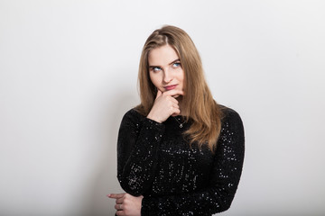 Fototapeta premium Portrait einer nachdenkenden Blondine in schwarzer glitzernder Bluse