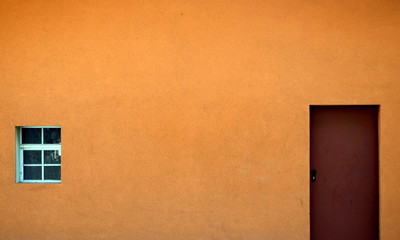 Orange Fassade mit Fenster und Tür