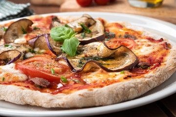 Pizza fatta in casa con melanzane, Cucina Italiana