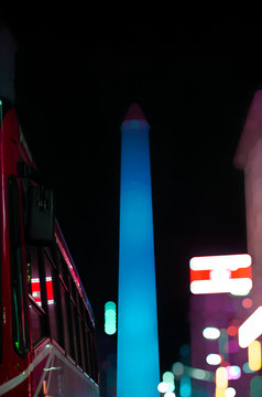 monumento en la noche