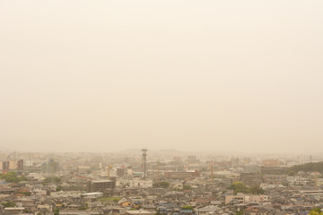 黄砂に覆われた街並み