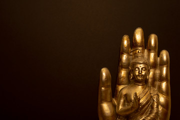 Statue de Bouddha sur fond noir.	