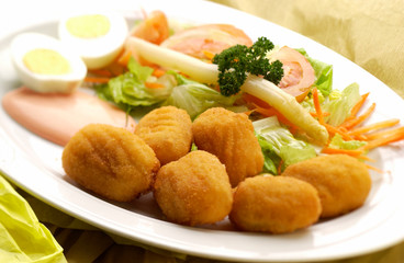 croquetas con ensalada