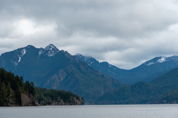 Obraz premium Landscape of Lake Crescent and mountains in Olympic National Park in Washington