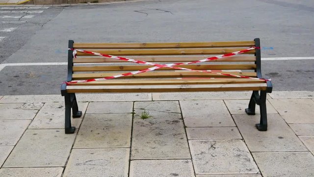 To curb coronavirus contagion in almost every city in the world, administrators have prohibited the use of all public benches and allow social distancing