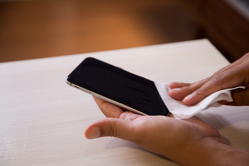 limpando o celular para evitar coronavírus - Cleaning the cell phone to prevent coronavirus