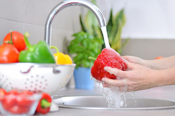 Washing vegetables.  © Tomasz Warszewski
