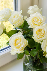 Obraz na płótnie Canvas White roses in glass vase.