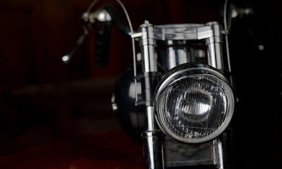 Faro y manillar de moto chopper de color negro