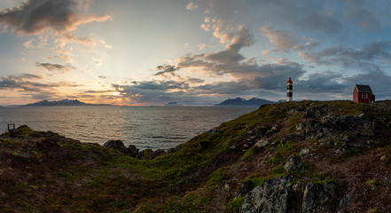 Fototapeta na wymiar Lynsgtva fyr, Noruega, sol de medianoche. Paisaje.