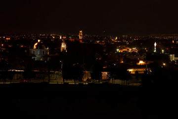 Fototapeta premium Churches that mix between the houses and buildings in the city of Puebla Mexico illuminated at night