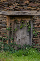 Puerta exterior abandonada antigua de madera