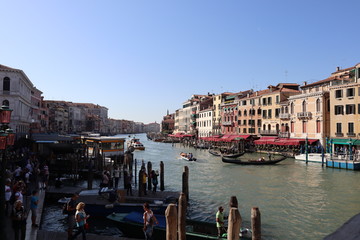 Fototapeta na wymiar Kanal in Venedig mit Booten