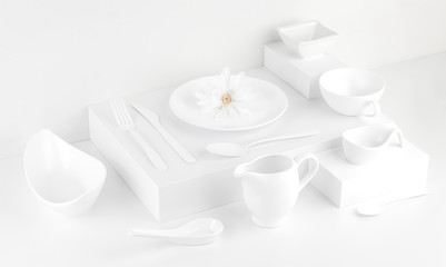 Sztućce i biała zastawa stołowa na białym tle bez cieni, ilustracja bezbarwnych przyborów kuchennych - 333537759