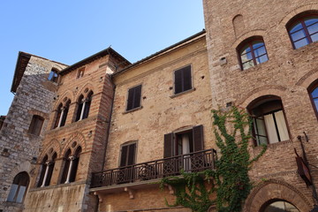 Häuser unter blauem HImmel mit Fenster und Balkon