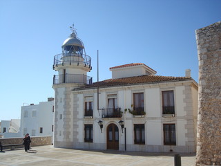 Un bonito faro en una costa