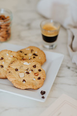 un café et des cookies amandes et chocolat 