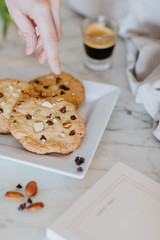 Pause goûter, un café et des cookies amandes et chocolat 