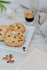Pause goûter, un café et des cookies amandes et chocolat 