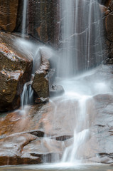 Arroyo de agua y cascada en el parque natural del Montseny en el otoño.