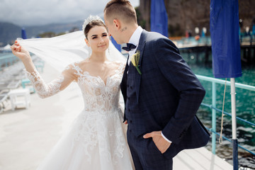 Naklejka premium Happy wedding couple near the blue lake in Italy 