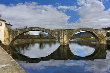 Le pont vieux cassé à lunettes à Brive-Charensac (43700), département de la Haute-Loire en...