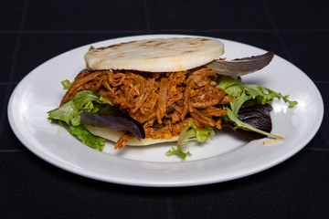 Arepa con carne mechada