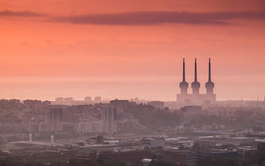 Vista aérea de la ciudad de Barcelona al amanecer con el mar al fondo. 
