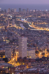Obraz premium Vista aérea de la ciudad de Barcelona al amanecer. 