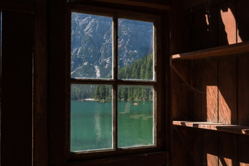 finestra sul lago di Braies