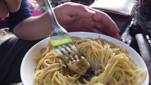 4K 動画。リモートワークの合間に冷凍パスタをチンして食べる。リアルな食生活。ありのままの平凡な日常。おこもり日