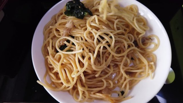 4K 動画。スパゲッティをフォークで巻く。箸上げ。リアルな食生活。ありのままの平凡な日常