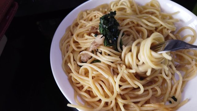 4K 動画。冷凍パスタをチンして食べる。リアルな食生活。ありのままの平凡な日常