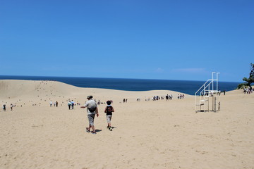 青空の元の鳥取砂丘　tottori sand dune　国立公園