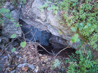 cueva en una montaña