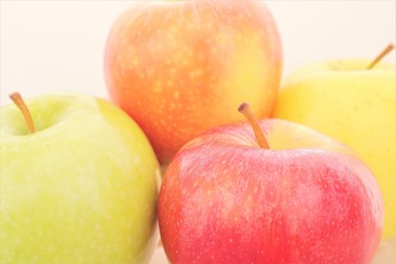 montón de deliciosas manzanas rojas y amarillas , jugosas, dulce, fruta fresca, madura, comida, alimento, postre, mercado, frutería,