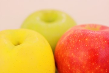 tres manzanas de colores: amarillo, rojo y verde, fruta fresca, madura, dulce, postre, comida. fresco