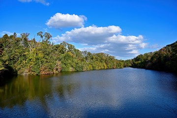 青空バックに映える水面と紅葉のコラボ情景