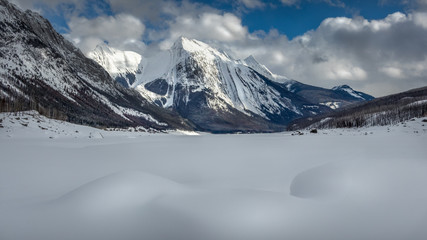 Obraz na płótnie Canvas Frozen Medicine Lake in Alberta, Jasper, Canada.