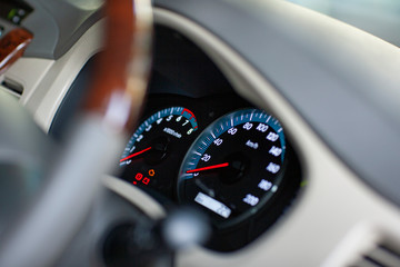 자동차 내부의 계기판 클로즈업
