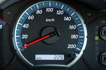 자동차 내부의 계기판 클로즈업