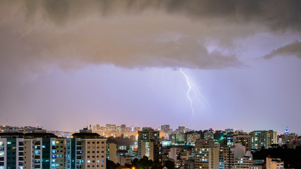 Imagens da chegada de uma tempestade com raios e chuva, na cidade durante a noite em Niterói, Rio de Janeiro, Brasil